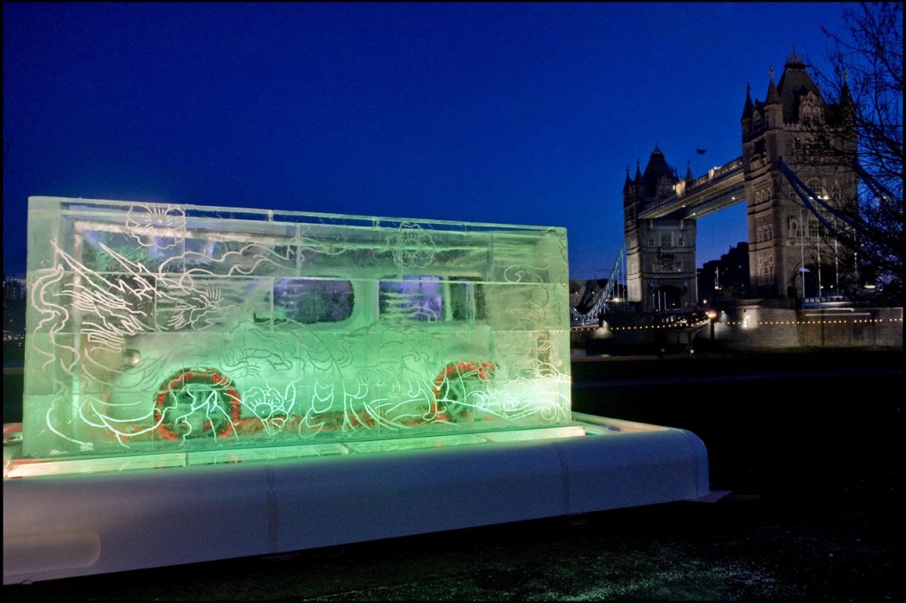Nissan Cube im Eis verewigt