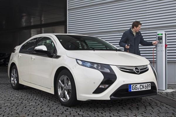 Opels Ampera stromert Richtung Genf
