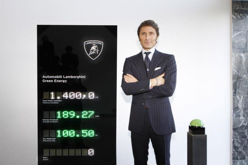 Präsident und CEO Stephan Winkelmann neben dem Strom- und CO2-Zähler.
