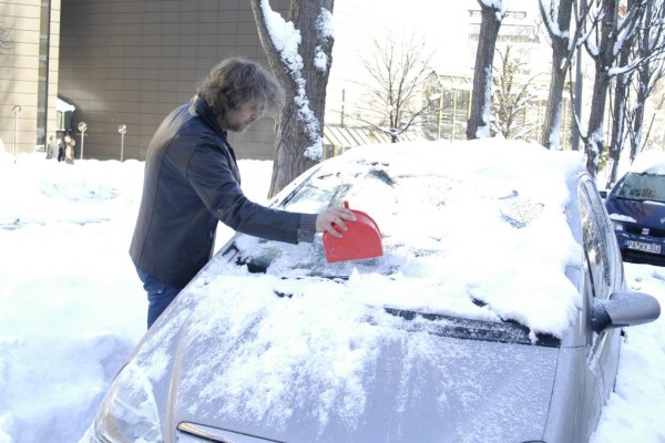 Schnee auf dem Auto ist teuer 