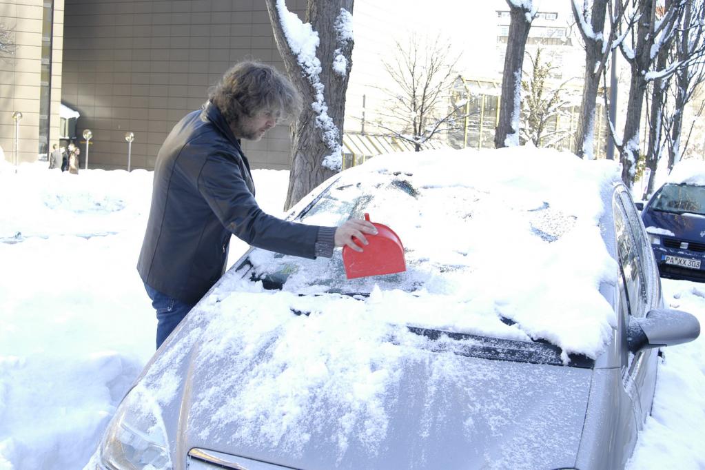 Schnee auf dem Auto ist teuer 