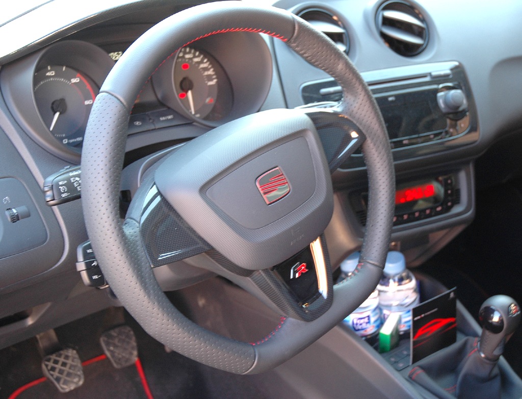 Seat Ibiza FR Diesel: Blick ins Cockpit. 