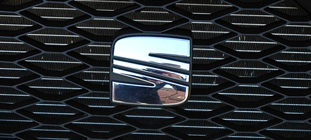 Seat Ibiza FR Diesel: Kühlergrill mit mittigem Seat-Emblem. 