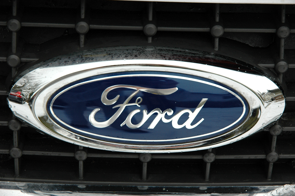 Sitzt mittig im Kühlergrill: Fords pflaumenähnlich-ovales Markenlogo. 