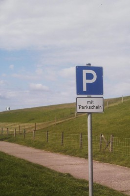 Taxen und Polizeiwagen als Parkplatz-Sucher 