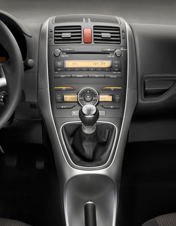 Toyotas neuer Auris: Blick auf Mittelkonsole mit Schalthebel.