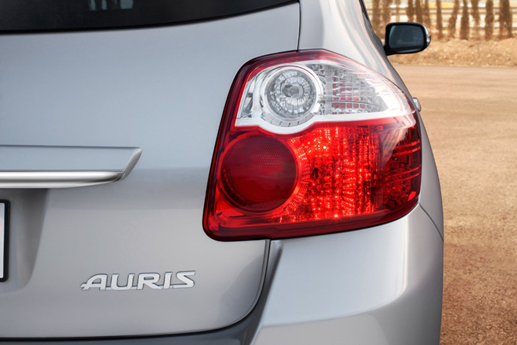 Toyotas neuer Auris: Rückleuchte mit Schriftzug.