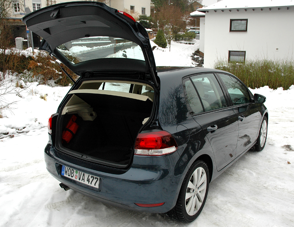 VW Golf: Blick in den Kofferraum. 