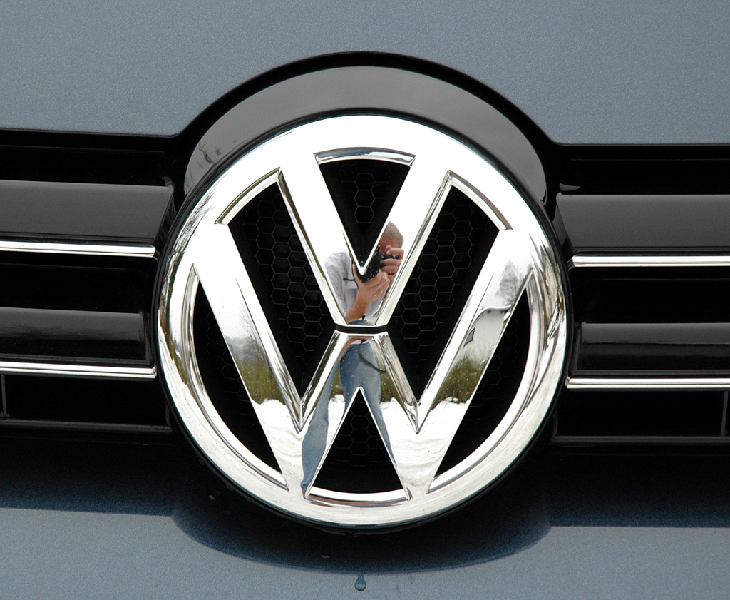 VW Golf: Kühlergrill mit mittigem VW-Emblem. 