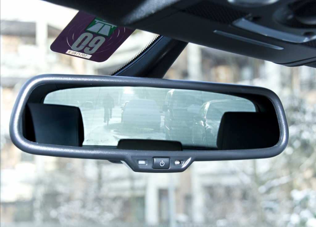 Verschmutzte Seiten- und Heckscheiben stellen im Winter vor allem innerorts ein Sicherheitsrisiko dar: Verkehrsteilnehmer neben und hinter dem eigenen Fahrzeug werden spät und undeutlich erkannt.