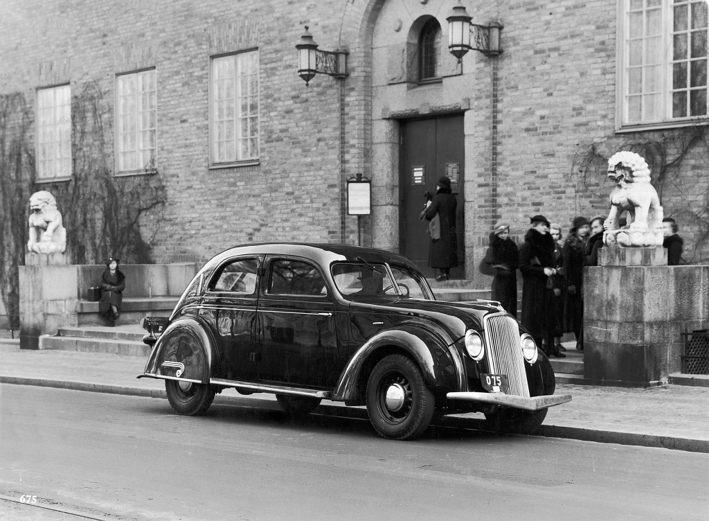 Volvo PV36 Carioca (1935). Der „Stromlinien“ Volvo vor dem Röhsska Design-Museum in Göteborg.