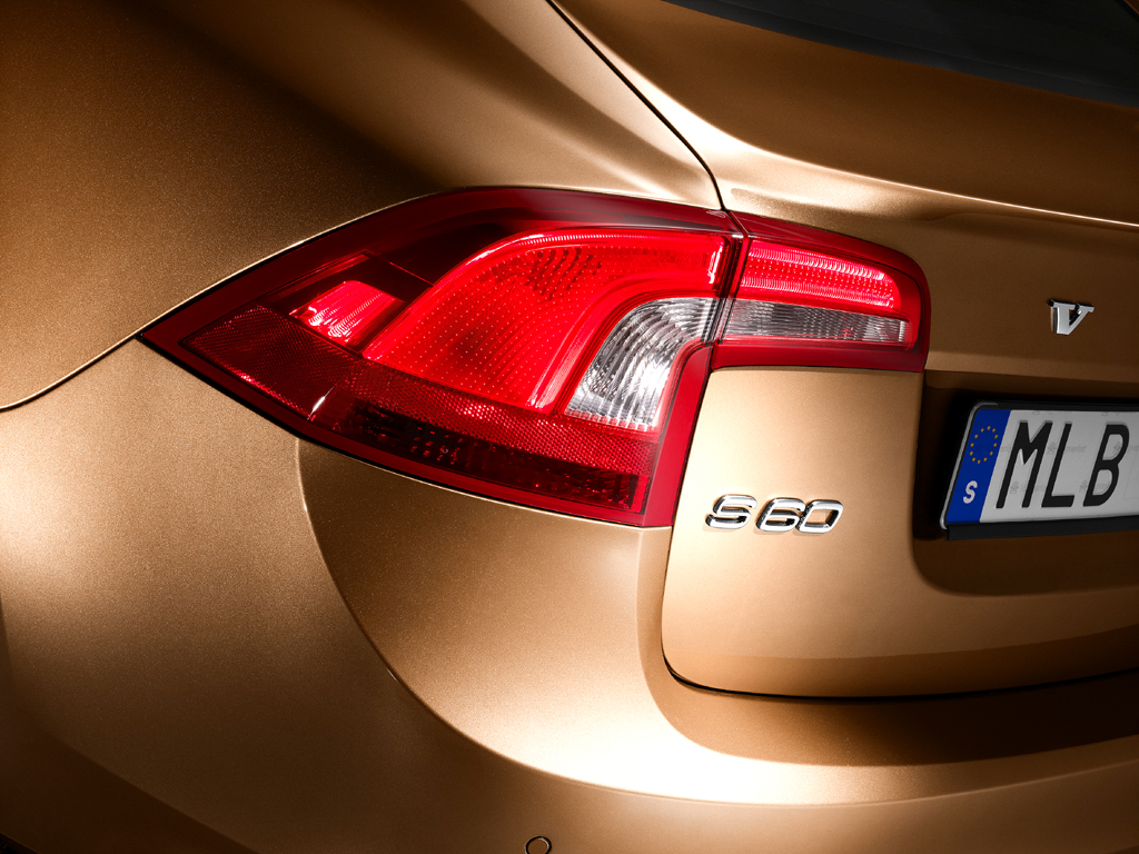 Volvo S60: Auffällig am Heck sind die futuristischen Rückscheinwerfer. 