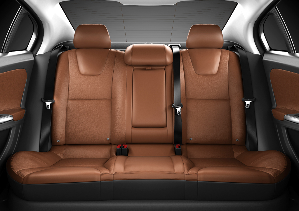 Volvo S60: Das Platzangebot hinten geht insgesamt noch in Ordnung. 