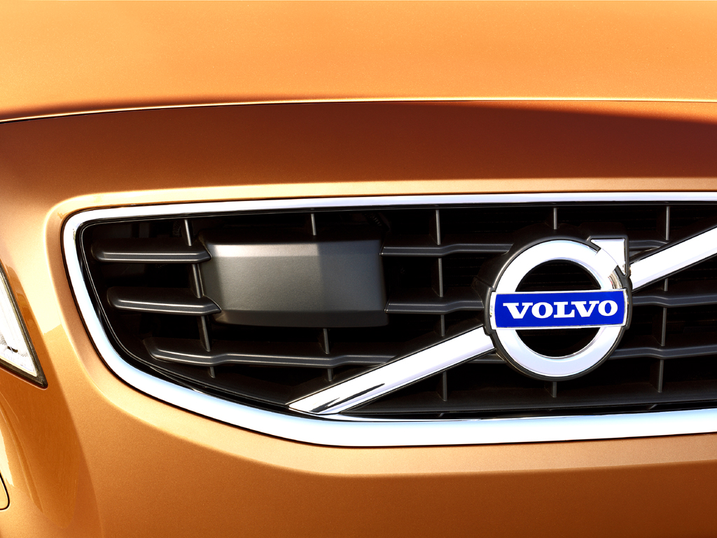 Volvo S60: In den Kühlergrill vorn ist auch das Volvo-Logo integriert.