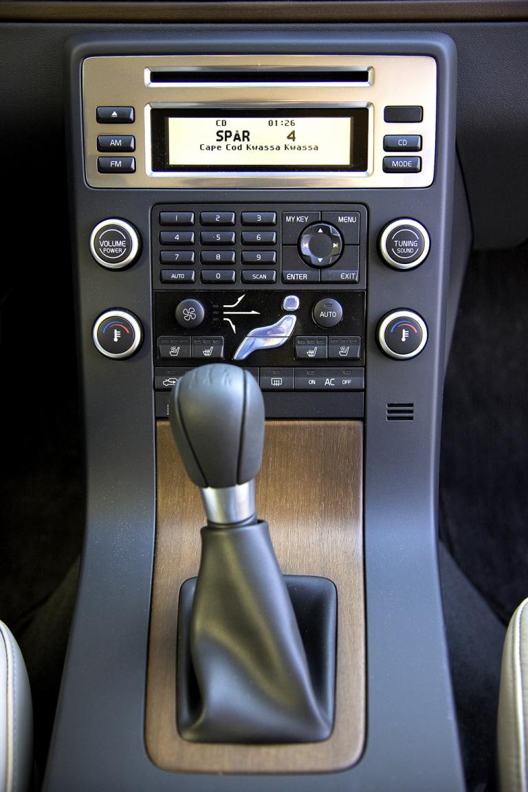 Volvo V70: Blick auf die Mittelkonsole mit Schalthebel. 