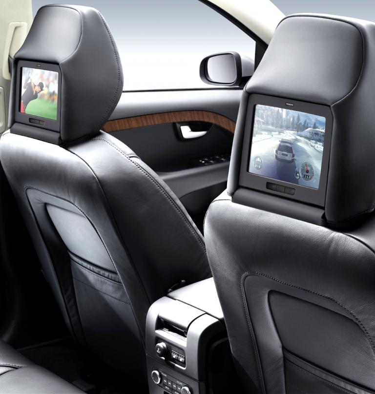 Volvo V70: Blick auf die Monitore im hinteren Teil der vorderen Kopfstützen.