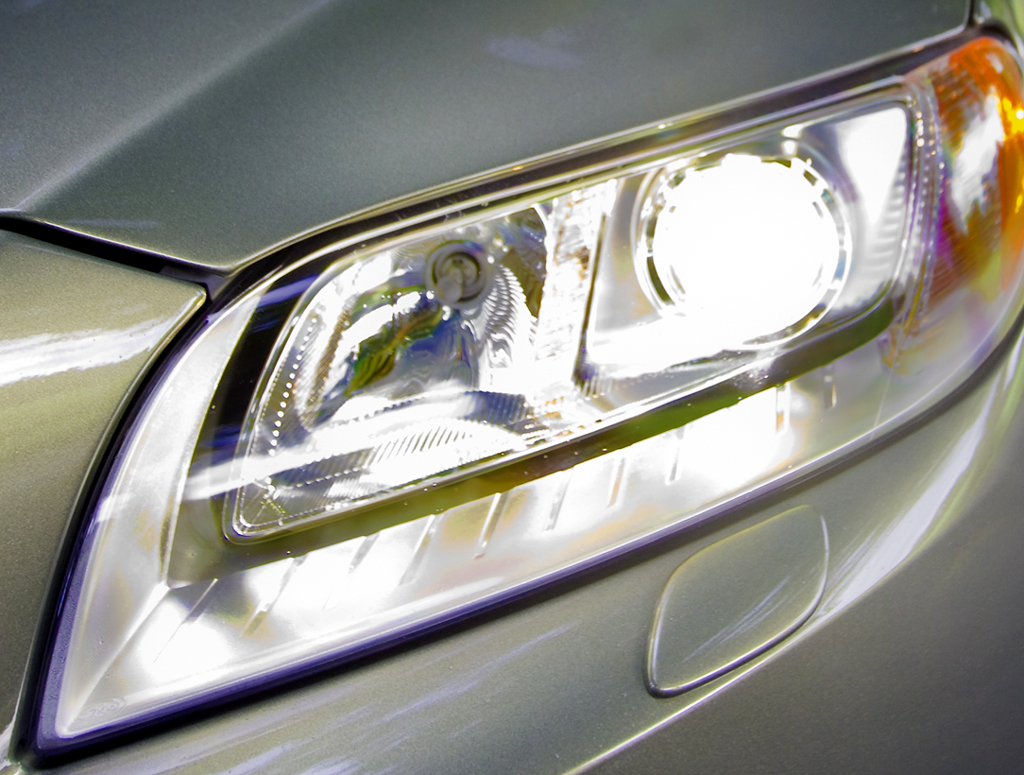 Volvo V70: Blick auf vordere Leuchteinheit. 