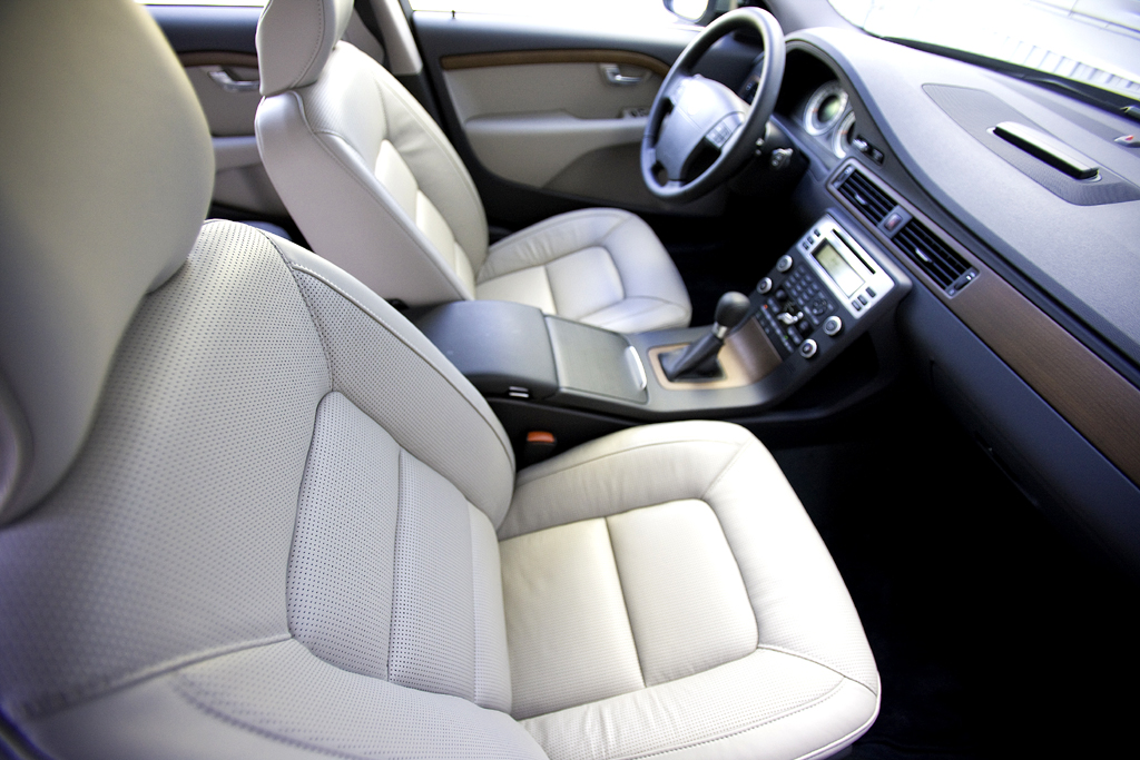 Volvo V70: Blick in den Innenraum mit Cockpit. 