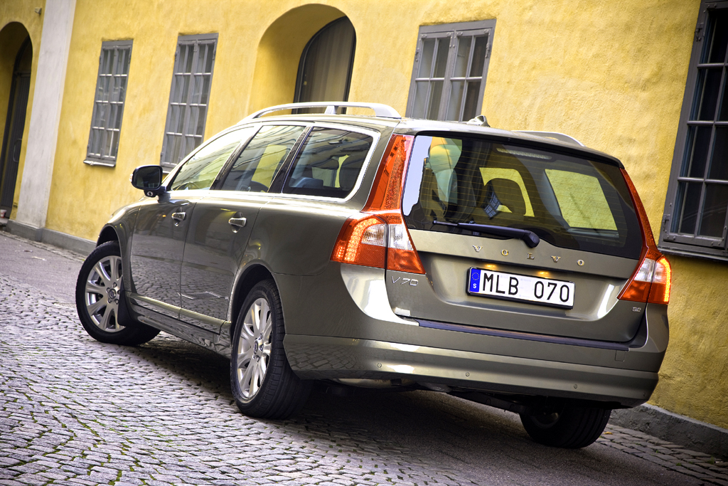 Volvo V70: Heck-/Seitenansicht. 