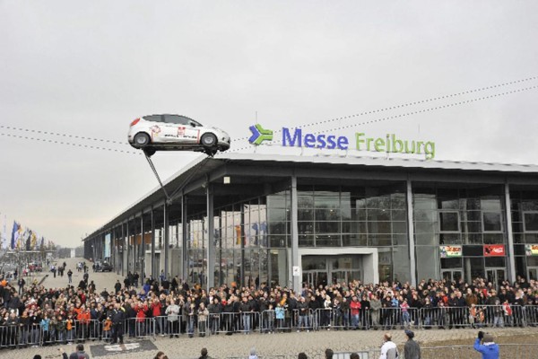 Weltrekord: Ein Ford auf dem Drahtseil 