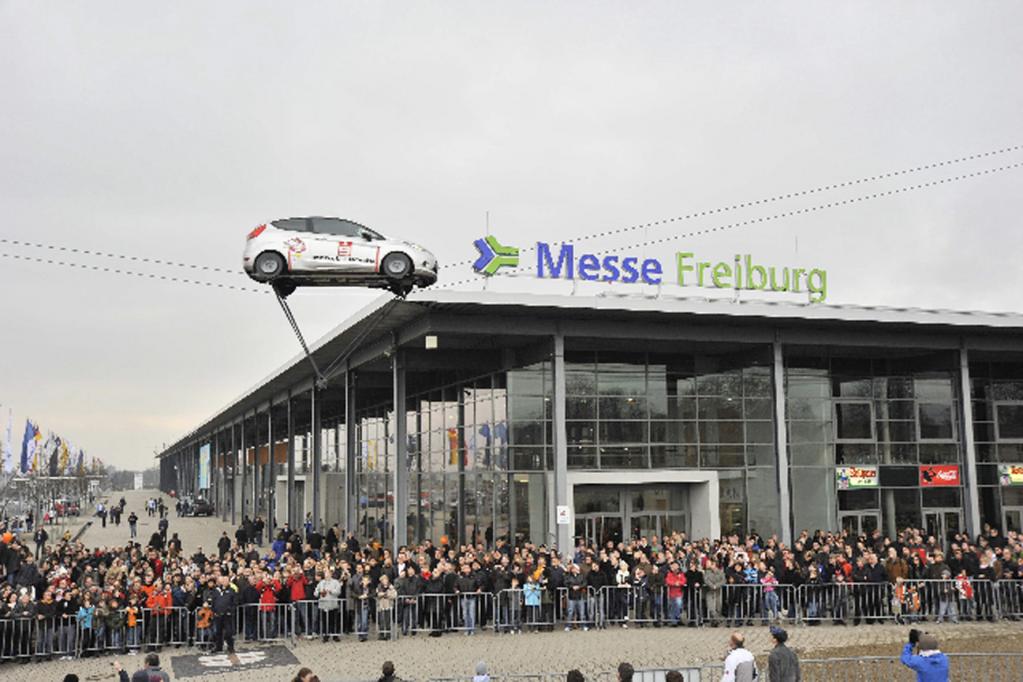Weltrekord: Ein Ford auf dem Drahtseil 