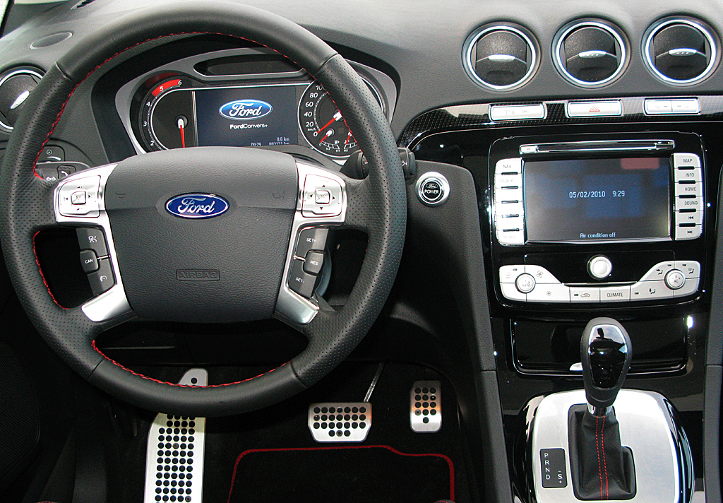Wichtig für Ältere ist gute Übersichtlichkeit auch im Cockpit, hier S-Max. 