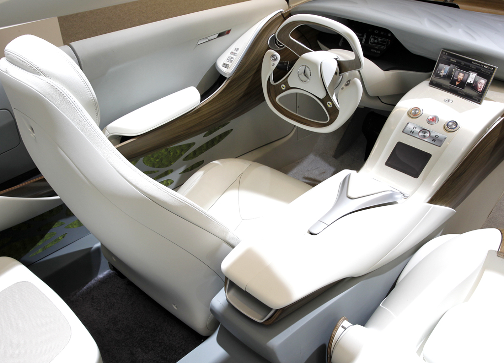 Zukunftsforschung als Innovationsmotor: Blick in den futuristischen, überaus hell und freundlich wirkenden Innenraum-Nachbau des Mercedes-F800-Style. 