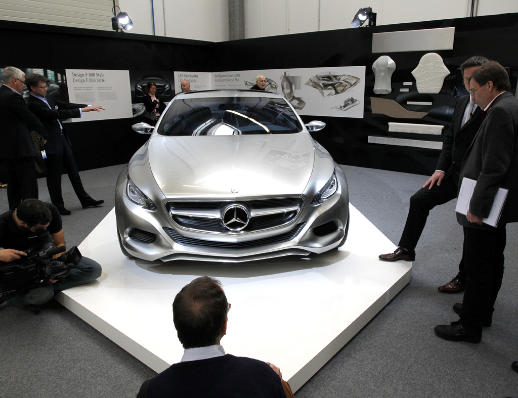 Zukunftsforschung als Innovationsmotor: Der Erprobungswagen F800 Style ist die Studie einer fünfsitzigen Oberklassen-Limousine von Mercedes. 