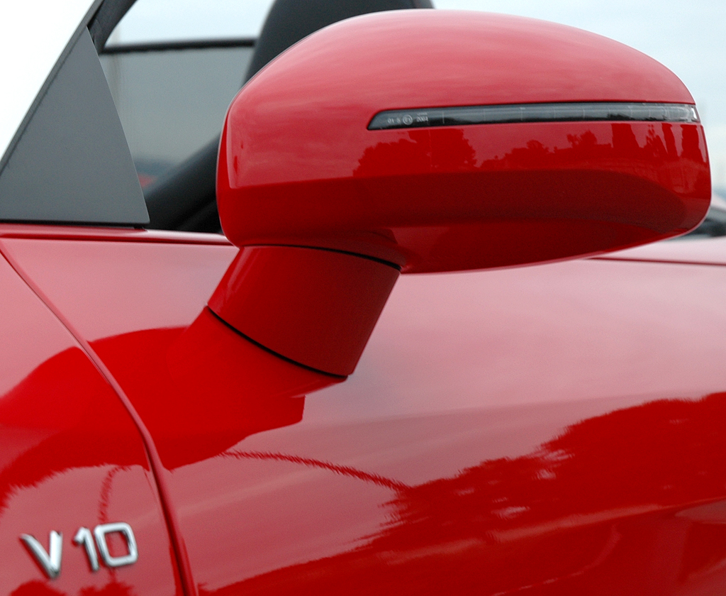 Audis neuer R8 Spyder: Außenspiegel mit V10-Schriftzug. 