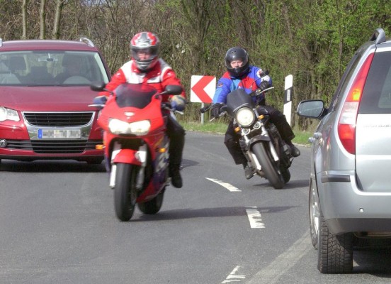 Auto- und Motorradfahrer müssen sich erst wieder aneinander gewöhnen