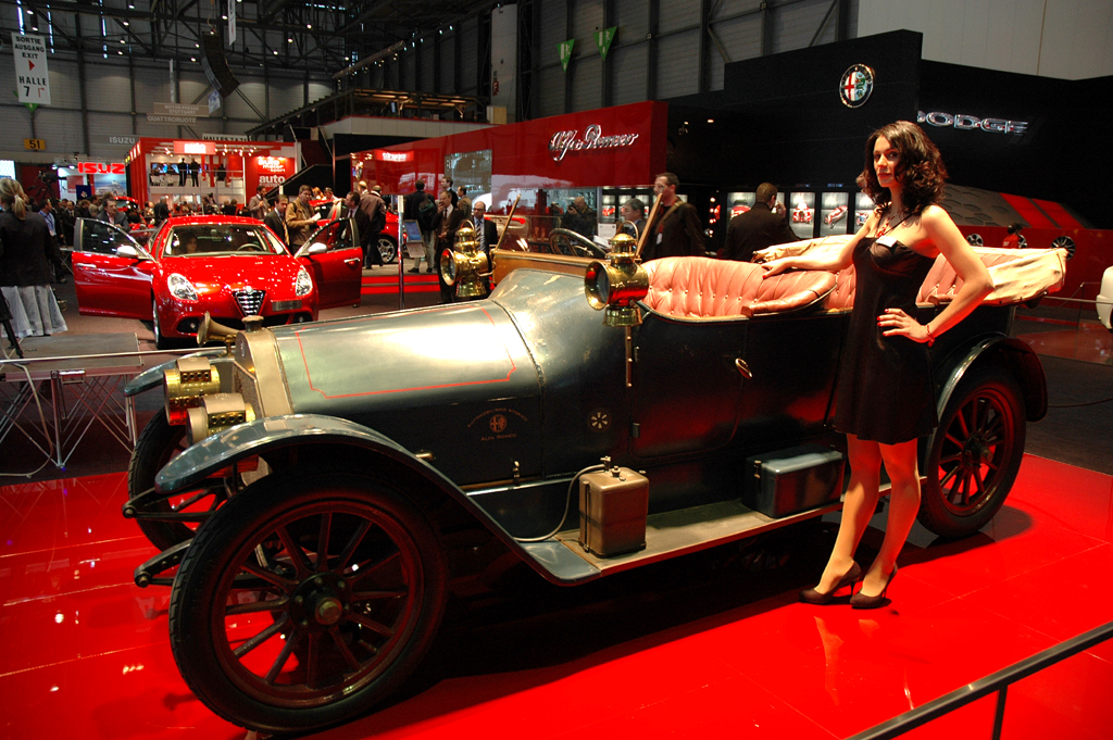 Autosalon 2010 in Genf: Alfa-Oldtimer vorn, neue Giulietta hinten. 