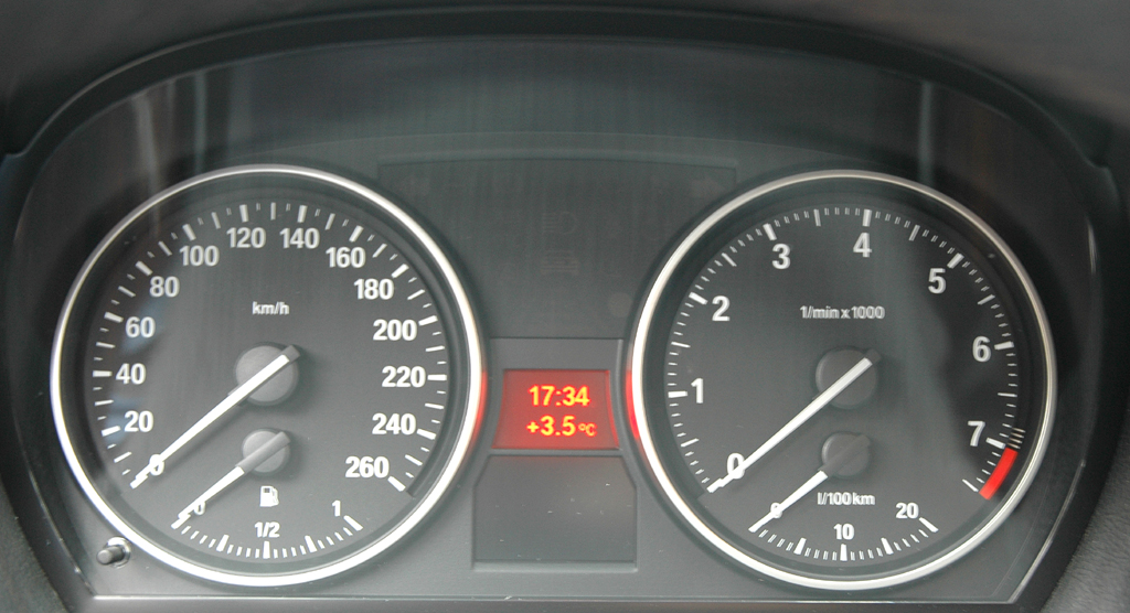 BMW 3er Allrad: Blick auf Rundinstrumente.