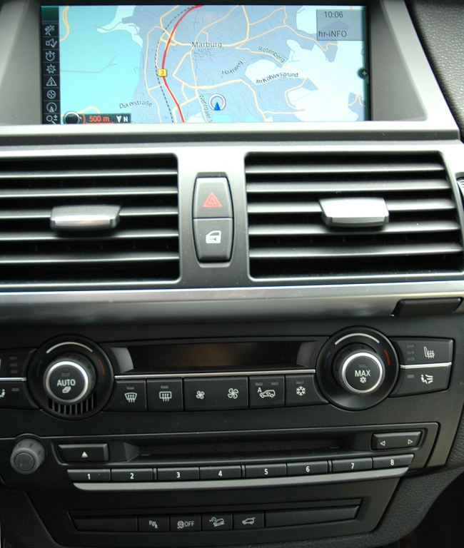 BMW X5: Blick auf mittleren Armaturenträger mit Radio und Navigation.