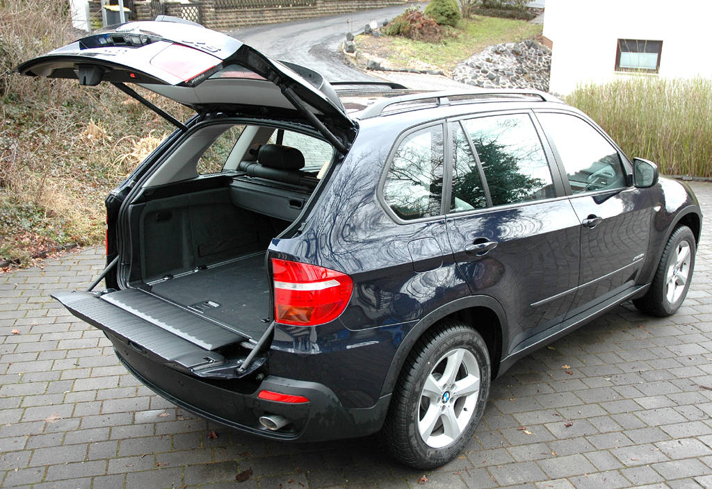 BMW X5: Mit geöffneten Klappen am Heck.