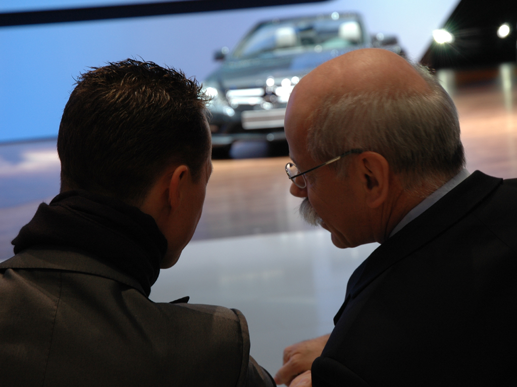 Daimler/Mercedes-Chef Zetsche (rechts) im Gespräch mit Formel-1-Pilot Michael Schumacher beim Autosalon in Genf.