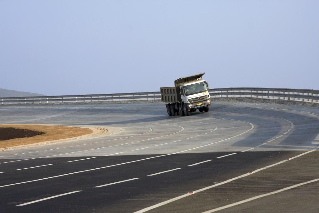 Daimler mit eigener Lkw-Teststrecke in Indien