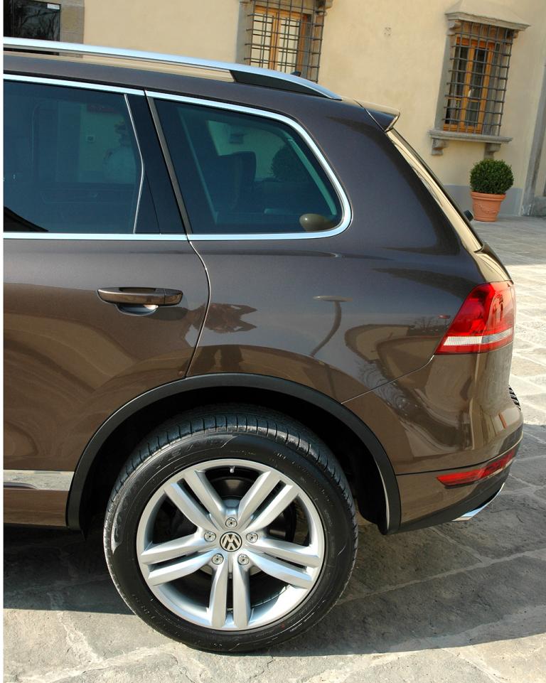 Der neue VW-Touareg: Blick auf Hinterrad und Heckabschluss. 