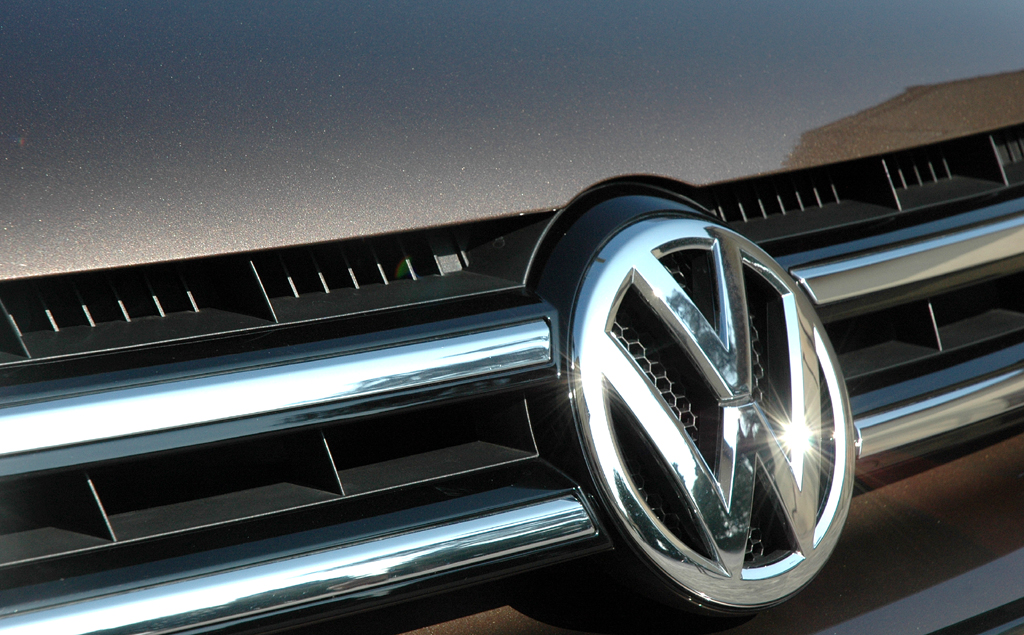 Der neue VW-Touareg: Frontgrill mit Markenlogo in der Mitte. 