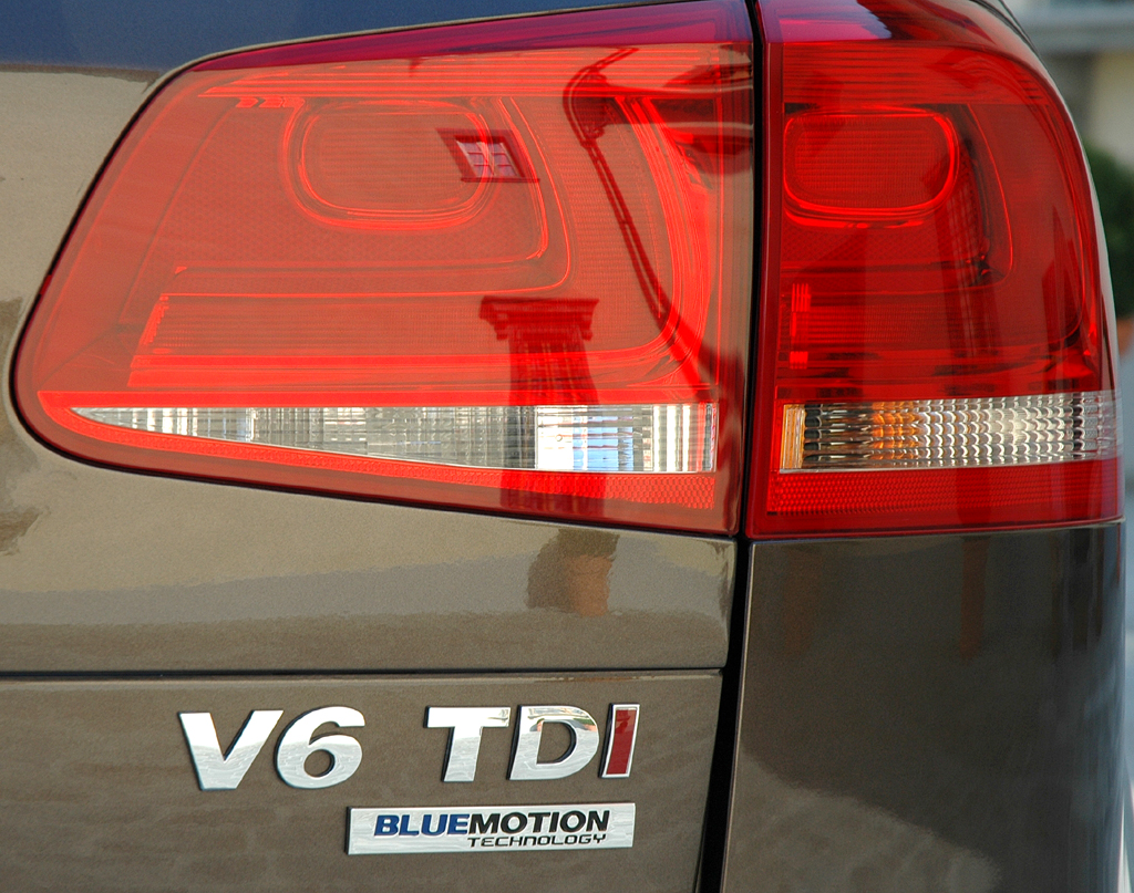 Der neue VW-Touareg: Hintere Leuchteinheit mit Schriftzug. 