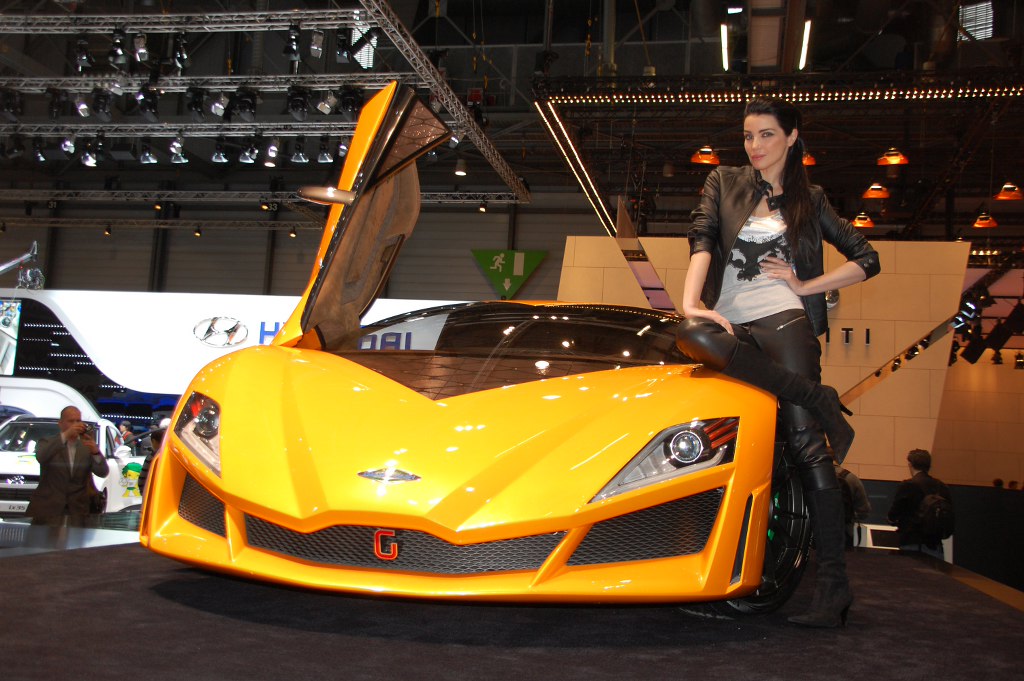 Die heißen Schweizer Mädchen - Girls auf dem Genfer Autosalon