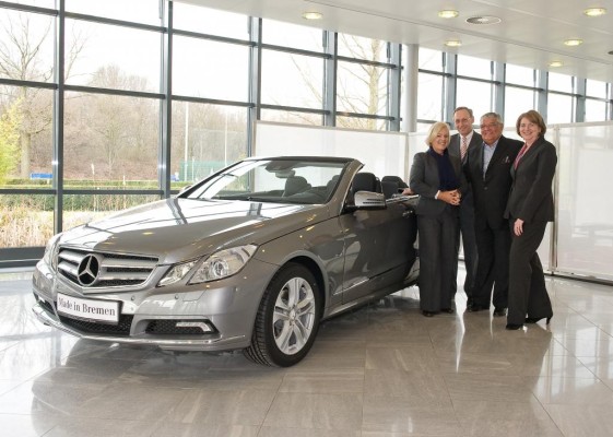 Erster Kunde übernimmt Mercedes-Benz E-Klasse Cabriolet