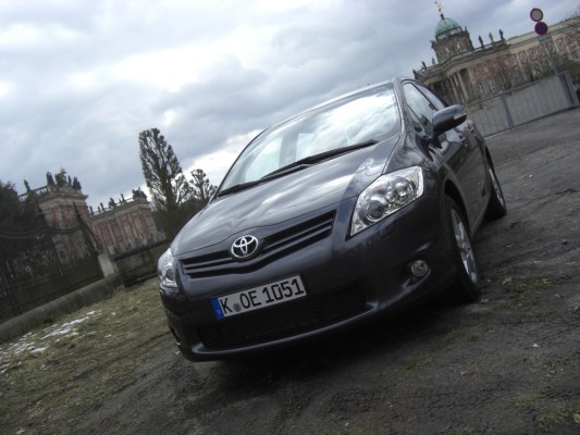 Fahrvorstellung Toyota Auris Executive 2.0 D-4D: &Uuml;berarbeiteter Golf-Konkurrent bl&auml;st zum Sturm