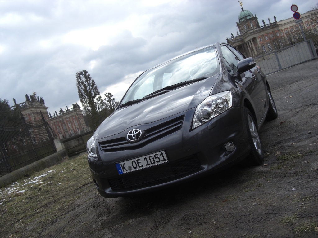 Fahrvorstellung Toyota Auris Executive 2.0 D-4D: &Uuml;berarbeiteter Golf-Konkurrent bl&auml;st zum Sturm