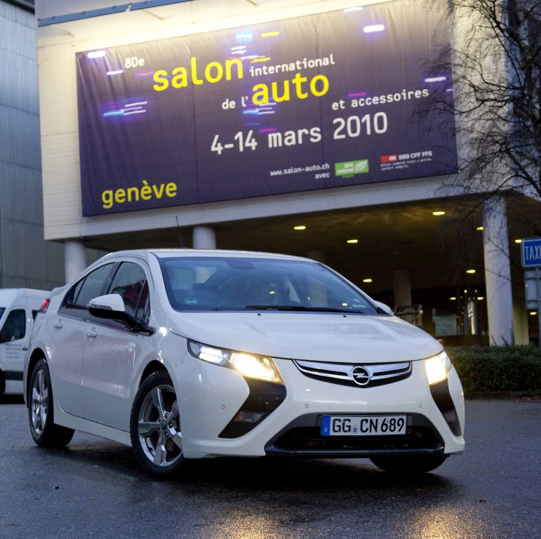 Genf 2010: Nick Reilly fährt im Opel Ampera vor