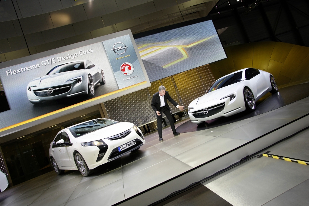 Genf 2010: Nick Reilly fährt im Opel Ampera vor