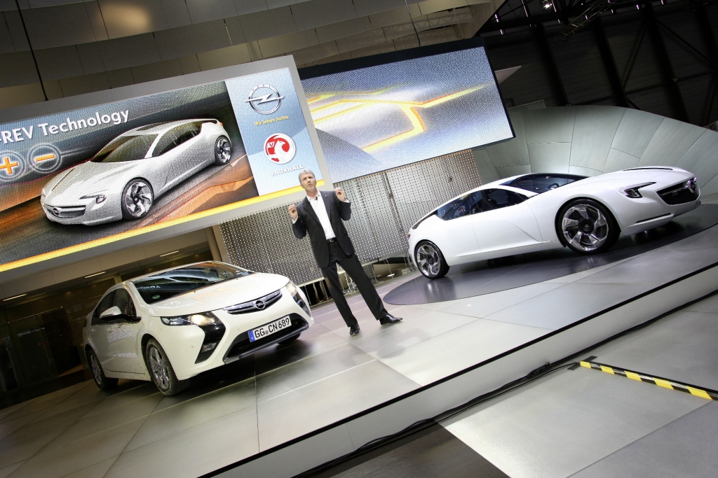 Genf 2010: Nick Reilly fährt im Opel Ampera vor