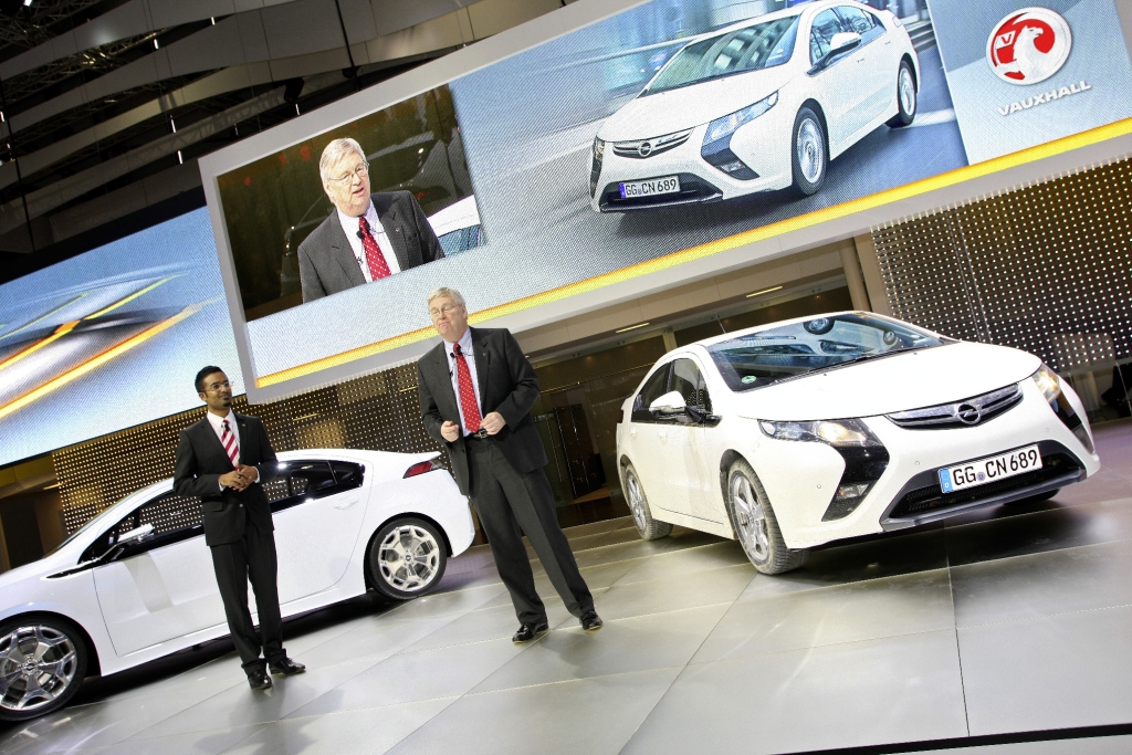 Genf 2010: Nick Reilly fährt im Opel Ampera vor