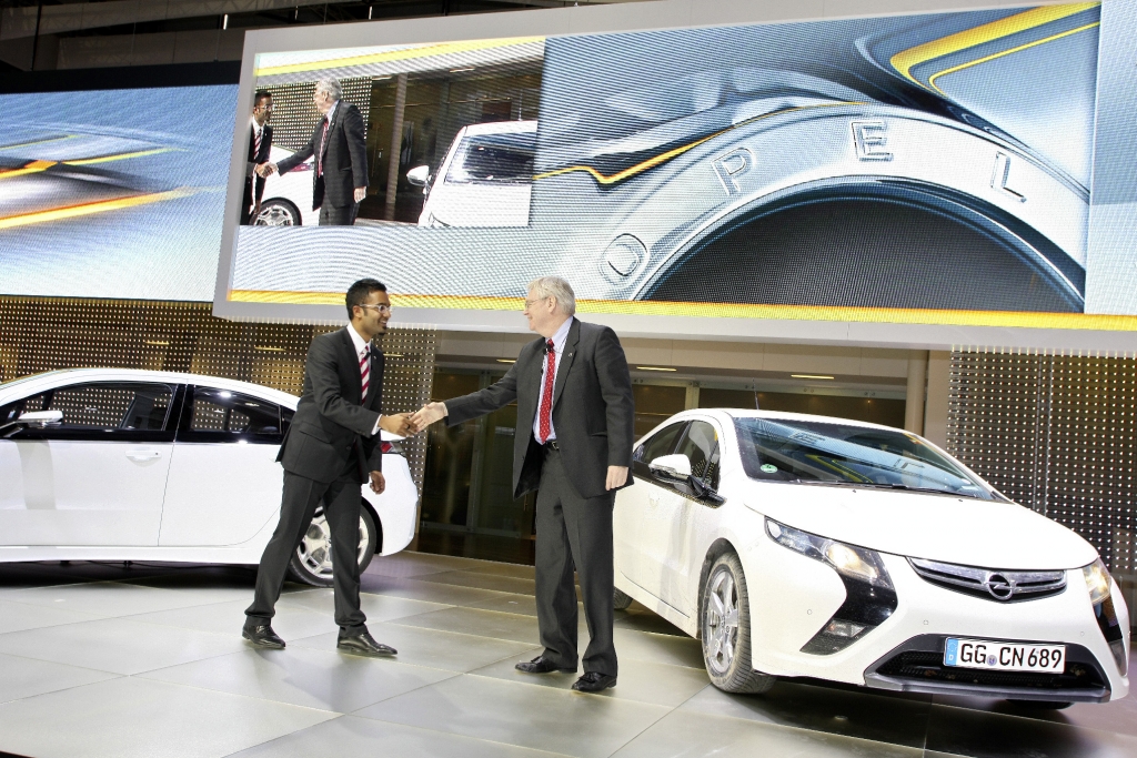 Genf 2010: Nick Reilly fährt im Opel Ampera vor