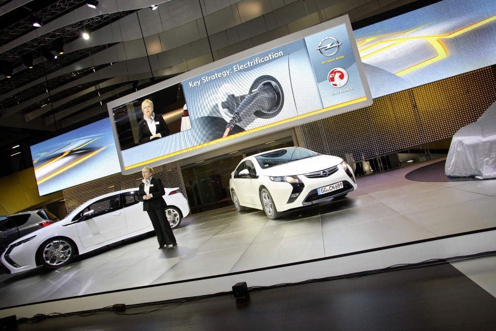 Genf 2010: Nick Reilly fährt im Opel Ampera vor