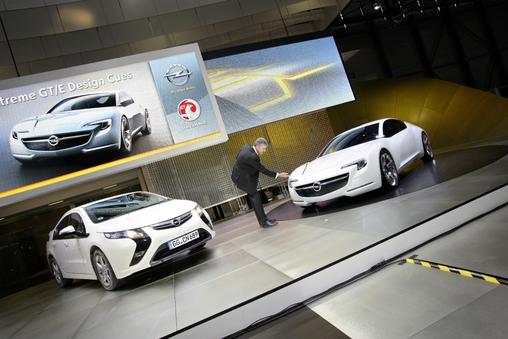 Genf 2010: Nick Reilly fährt im Opel Ampera vor